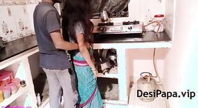 El viaje sensual de Desi bhabhi en este video humeante 0 mín. 50 sec