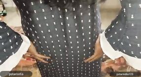 Desi chut xxx video featuring een heet bhabhi masturberen met een dildo 0 min 40 sec