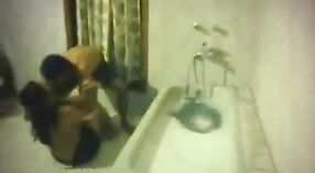 Desi Bhabhi ' S Grote borsten en seks Hui kaart in de badkuip 1 min 20 sec