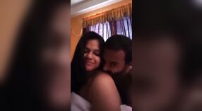 Marwari sexy séduite par ses gros seins desi dans une vidéo torride 0 minute 0 sec