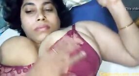 Desi Tante Große Brüste in HD-Video 2 min 50 s