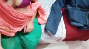 Desi pokojówka dostaje niegrzeczny w to gorący indyjski porno wideo 4 / min 20 sec