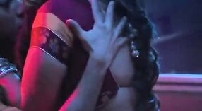 Красотки Дези в действии: секс-видео Мэйн Чудвати и Хуэй Бходжпури в автобусе 2 минута 00 сек