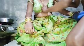 德西·巴比（Desi Bhabhi）的stamya女巫在热视频中 2 敏 00 sec