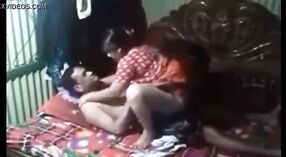 Desi bhabhi menjadi nakal dalam video porno Bengali 3 min 00 sec