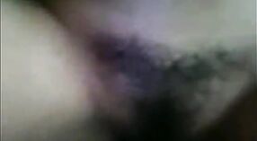 Bocah-bocah wadon college Desi njaluk nakal ing video porno panas iki 1 min 40 sec