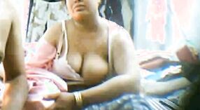 Las grandes tetas de Desi aunty rebotan en un video caliente de dabwah rakhi 1 mín. 40 sec