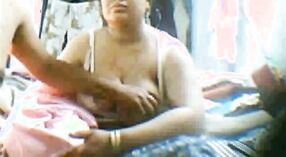 Las grandes tetas de Desi aunty rebotan en un video caliente de dabwah rakhi 2 mín. 40 sec