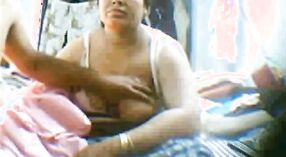 Las grandes tetas de Desi aunty rebotan en un video caliente de dabwah rakhi 4 mín. 10 sec