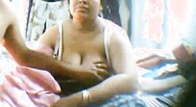 Las grandes tetas de Desi aunty rebotan en un video caliente de dabwah rakhi 4 mín. 20 sec