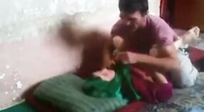 Muslimisches Mädchen wird in diesem neuen desi-porno-video ungezogen mit ihrem Freund 3 min 10 s