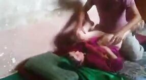 Muslimisches Mädchen wird in diesem neuen desi-porno-video ungezogen mit ihrem Freund 3 min 20 s