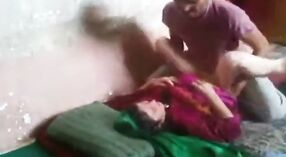 Muslimisches Mädchen wird in diesem neuen desi-porno-video ungezogen mit ihrem Freund 3 min 40 s