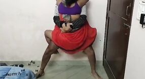 Desi bhabhi cieszy się ekscytujący Trójkąt W tym filmie 8 / min 40 sec