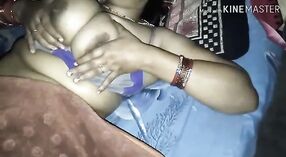 Desi bhabhi con grandes tetas se pone traviesa en este video caliente 7 mín. 00 sec