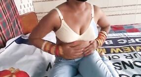 Desi bhabhi se pone abajo y sucio en un vapor video porno 0 mín. 0 sec