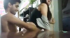 Студентки колледжа Дези занимаются горячим сексом в общежитии в Дели 2 минута 40 сек