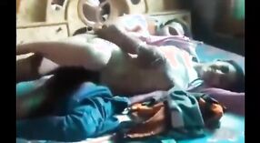 Petualangan menjilat pantat gadis Desi dalam video porno beruap 5 min 00 sec