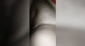 El coño cubierto de condón de Desi aunty es golpeado 2 mín. 50 sec