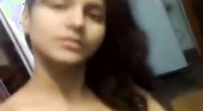 Estudiante universitaria Desi se toma una selfie desnuda para mostrar sus grandes tetas 2 mín. 00 sec