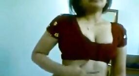 Desi chica le da una mamada caliente en este vapor video porno 1 mín. 30 sec