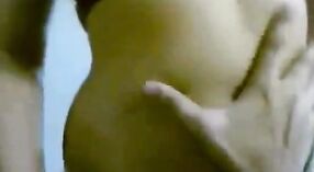 Desi chica le da una mamada caliente en este vapor video porno 2 mín. 40 sec