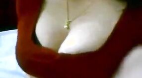 Desi chica le da una mamada caliente en este vapor video porno 3 mín. 00 sec