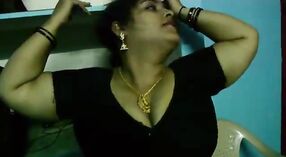 Desi Aunty z duży cycki dostaje niegrzeczny w HD Wideo 5 / min 00 sec