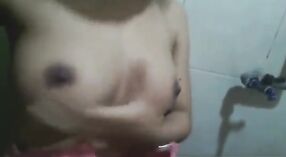 데시 남자 친구의 욕실 만남:다바 라히 하이 괴롭히는 그녀의 큰 가슴 2 최소 20 초