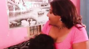 देसी चाची और उसके बेटे के बेडरूम में समूह सेक्स 5 मिन 20 एसईसी