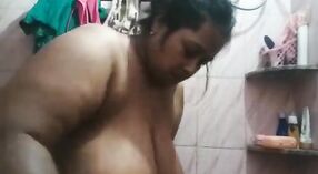 Payudara besar bibi Desi terpental dalam video beruap ini 3 min 00 sec