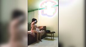 Desi bf se pone abajo y sucio en la habitación del hotel 3 mín. 00 sec