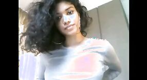 Jeu solo chaud de Desi girl sur webcam 5 minute 00 sec