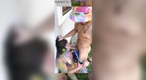 Sembilan menit kesenangan bibi Desi pada hari Holi 1 min 50 sec