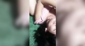 Desi bf e namorada se envolvem em um Encontro Lésbico escaldante 15 minuto 20 SEC