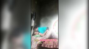 Vídeo de sexo quente e pesado da tia Bihari 3 minuto 50 SEC