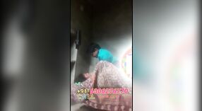 Vídeo de sexo quente e pesado da tia Bihari 0 minuto 30 SEC