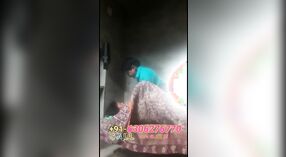 Vídeo de sexo quente e pesado da tia Bihari 1 minuto 00 SEC