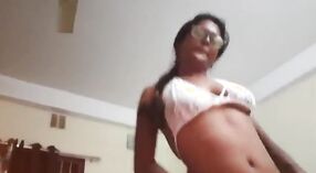 Gadis perguruan tinggi desi berhubungan seks dalam video Bengali yang beruap 5 min 20 sec