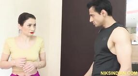 Desi Aunty在印地语性爱视频中顽皮 1 敏 20 sec