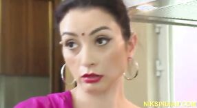 Desi Aunty在印地语性爱视频中顽皮 0 敏 0 sec