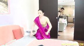 Desi Aunty在印地语性爱视频中顽皮 0 敏 40 sec