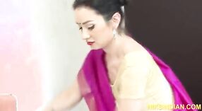 Desi Aunty在印地语性爱视频中顽皮 1 敏 00 sec