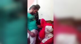 Desi Aunty Lund在高清视频中被敲打 0 敏 0 sec