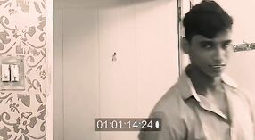 Desi Tante mit einem kurvigen Hintern wird in Hindi porn video geschlagen 0 min 0 s