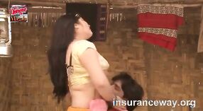 Ekscytujący seks sceny Desi Baby w filmie 2 / min 10 sec