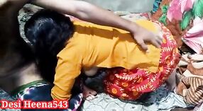 Musulmano bhabhi ottiene la sua figa piena di olio in video porno 2 min 20 sec