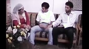 मुस्लिम बेब पाटी के डोस्टन देसी बॉयफ्रेंडसह तिघांमध्ये बसले 0 मिन 0 सेकंद