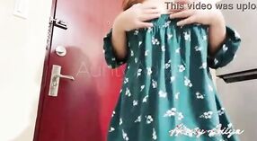 데시 틴에이저를 보여줍니다 그녀의 큰 가슴에서 증기 비디오 1 최소 00 초