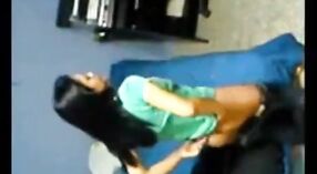 Desi kolej kız gets yaramaz içinde leaked MMS video 2 dakika 00 saniyelik